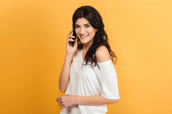 Boldog Fiatal Csinos Állandó Izolált Sárga Háttér Beszélő Mobil Telefon — Stock Fotó