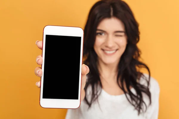 Imagen Una Joven Mujer Bonita Pie Aislada Sobre Fondo Amarillo — Foto de Stock