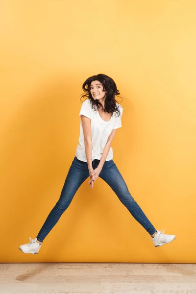 Imagen Hermosa Linda Mujer Linda Saltando Aislado Sobre Fondo Amarillo — Foto de Stock