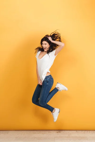 Imagen Hermosa Linda Mujer Linda Saltando Aislado Sobre Fondo Amarillo — Foto de Stock