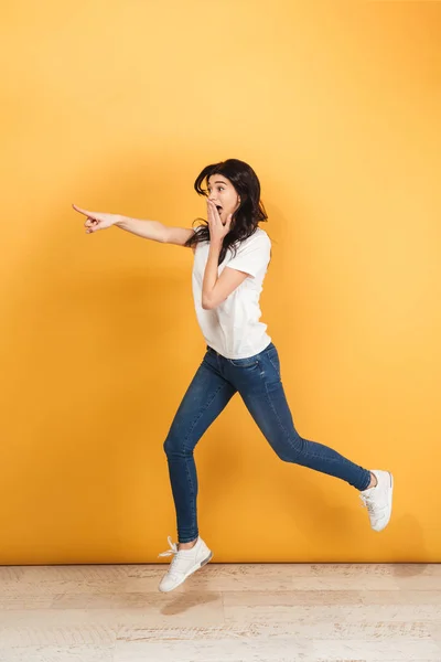 Afbeelding Van Geschokt Jongedame Springen Geïsoleerd Gele Achtergrond Zoek Naar — Stockfoto