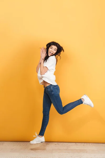 Imagen Una Joven Mujer Emocional Saltando Aislada Sobre Fondo Amarillo — Foto de Stock