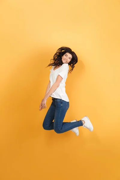 Imagen Una Joven Mujer Emocional Saltando Aislada Sobre Fondo Amarillo — Foto de Stock