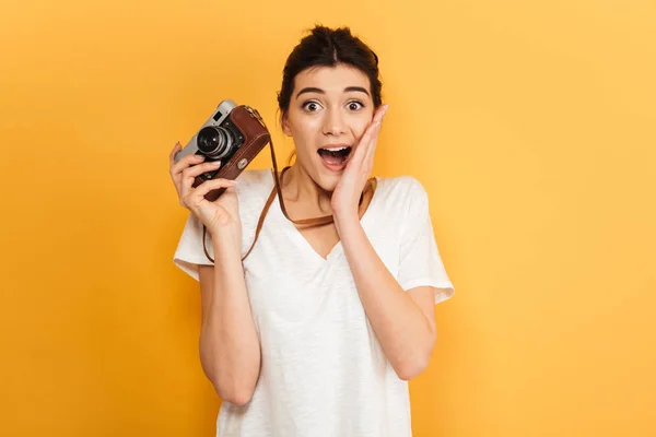 Afbeelding Van Geschokt Mooie Jongedame Fotograaf Permanent Geïsoleerd Gele Achtergrond — Stockfoto