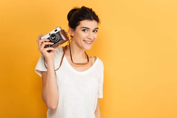 Wizerunek Emocjonalny Szczęśliwy Młoda Ładna Kobieta Fotograf Stojąc Białym Tle — Zdjęcie stockowe