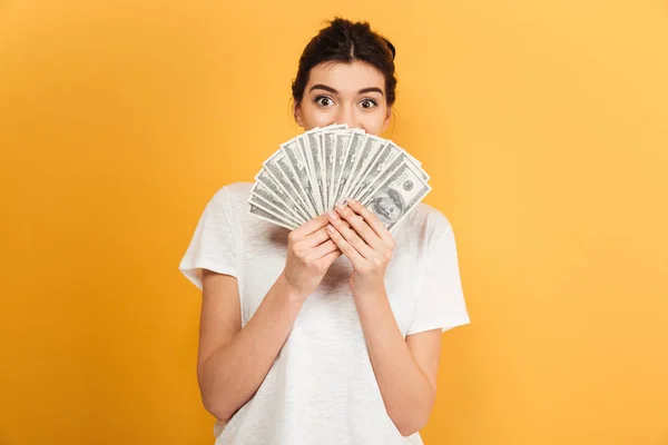 Afbeelding Van Een Emotionele Mooie Jongedame Permanent Geïsoleerd Gele Achtergrond — Stockfoto