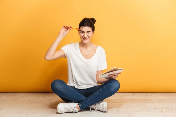 Retrato Una Joven Sonriente Sosteniendo Cuaderno Mientras Está Sentada Con —  Fotos de Stock