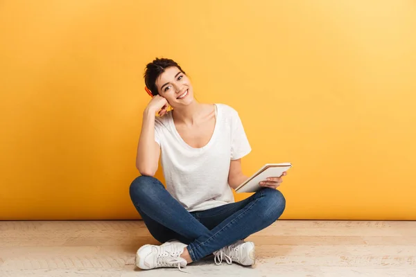 Retrato Uma Jovem Mulher Feliz Segurando Caderno Enquanto Sentado Com — Fotografia de Stock