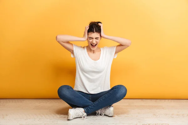 Portrait Une Jeune Femme Agacée Assise Avec Les Jambes Croisées — Photo