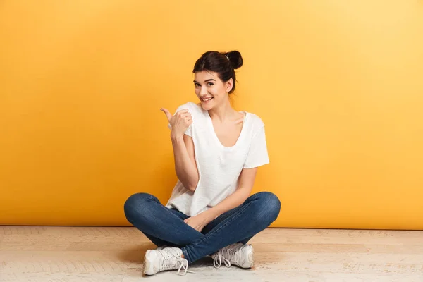 Portrait Une Jeune Femme Souriante Assise Avec Les Jambes Croisées — Photo