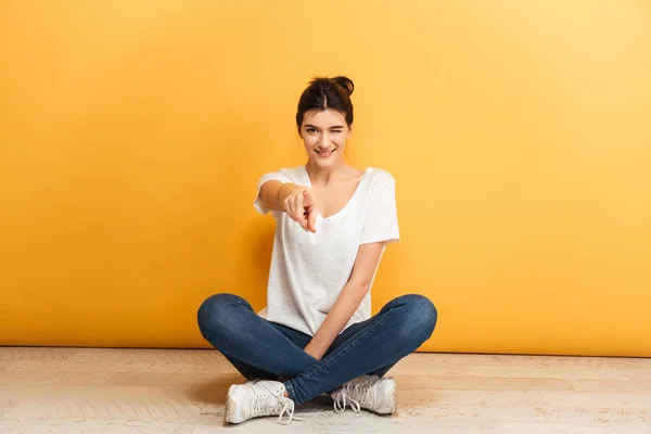 Portret Van Een Lachende Jonge Vrouw Zitten Met Benen Gekruist — Stockfoto