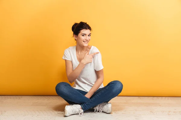 Porträt Einer Lächelnden Jungen Frau Die Mit Überkreuzten Beinen Auf — Stockfoto