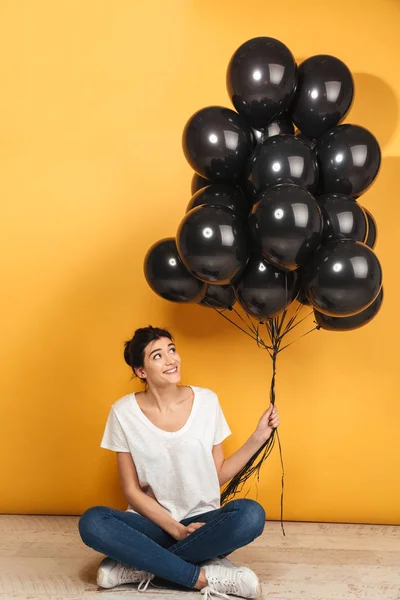 Portrait Une Jeune Femme Heureuse Tenant Tas Ballons Air Noir — Photo