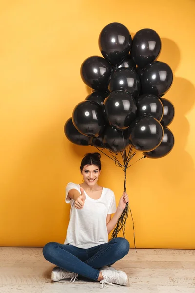 Grup Siyah Hava Balonları Tutarken Bacaklar Ile Oturan Bir Yere — Stok fotoğraf