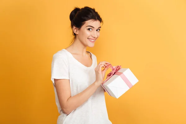 Зображення Молодої Щасливої Жінки Ізольованої Жовтому Тлі Тримає Подарункову Коробку — стокове фото