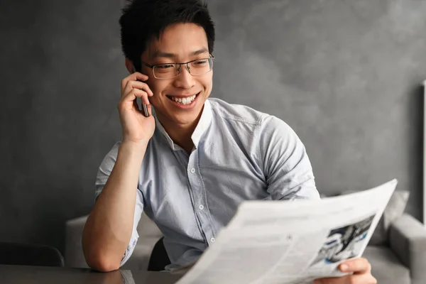 Retrato Jovem Asiático Feliz Falando Telefone Celular Enquanto Sentado Mesa — Fotografia de Stock