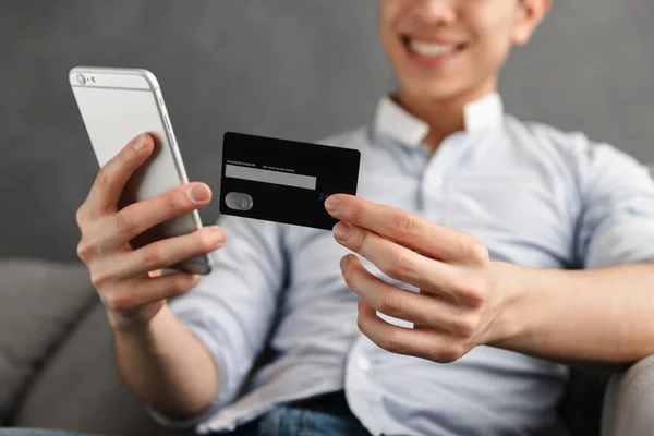 Primer Plano Feliz Joven Asiático Hombre Celebración Teléfono Móvil Tarjeta — Foto de Stock