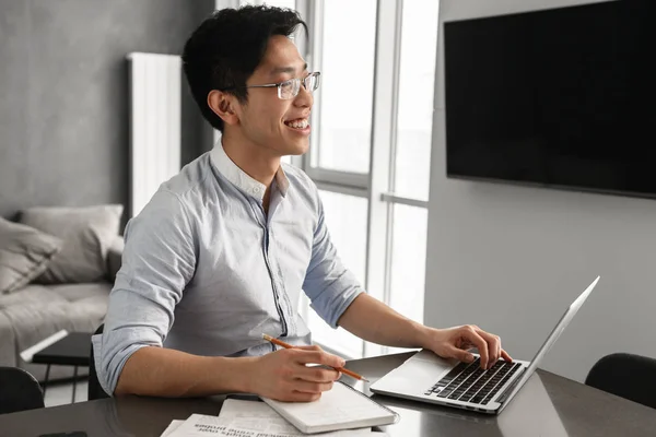 Porträt Eines Fröhlichen Jungen Asiatischen Mannes Der Laptop Benutzt Während — Stockfoto