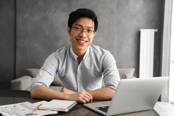 집에서 서류와 테이블에 앉아있는 컴퓨터를 아시아 남자의 초상화 — 스톡 사진