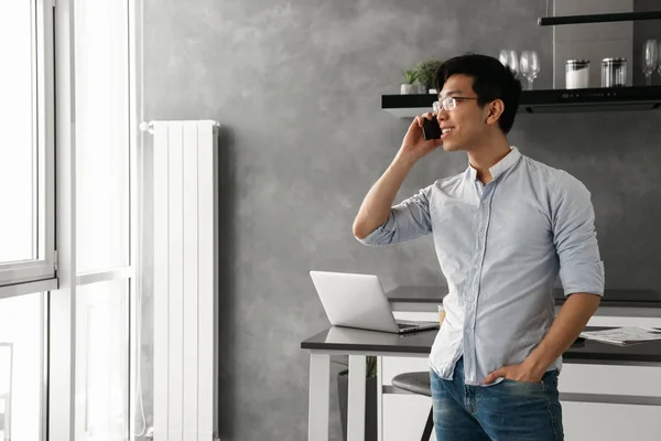 Portret Van Een Gelukkige Jonge Aziatische Man Praten Mobiele Telefoon — Stockfoto