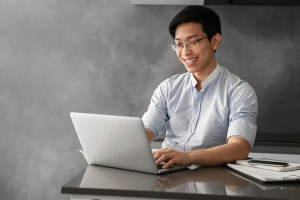 Porträt Eines Lächelnden Jungen Asiatischen Mannes Der Laptop Arbeitet Während — Stockfoto