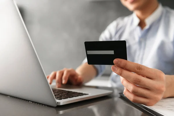 Close Man Holding Plastic Credit Card While Sitting Table Laptop — Stock Photo, Image