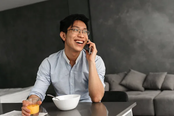 Porträt Eines Lachenden Jungen Asiatischen Mannes Beim Frühstück Während Hause — Stockfoto