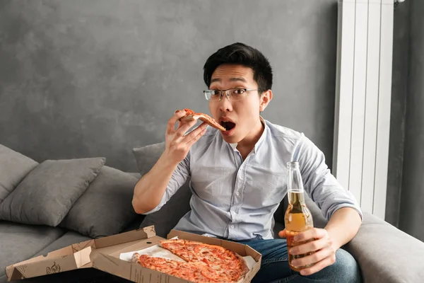 Portrait Scared Young Asian Man Eating Pizza Drinking Beer While — Stock Photo, Image