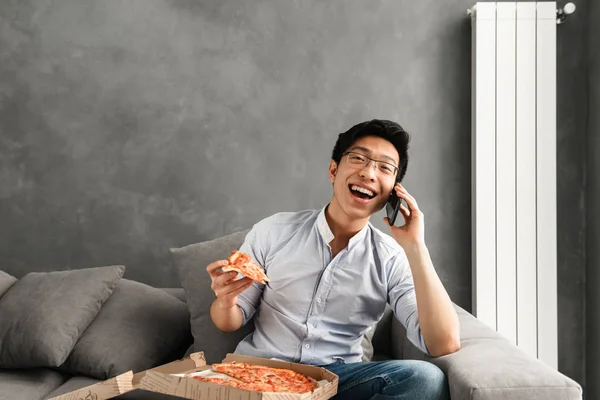 Portrait Shocked Young Asian Man Eating Pizza While Sitting Couch — Stock Photo, Image