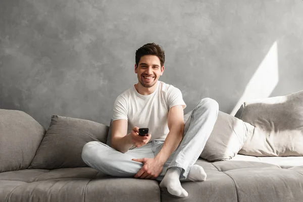 Photo Joyful Man 30S Casual Clothing Sitting Sofa Living Room — Stock Photo, Image