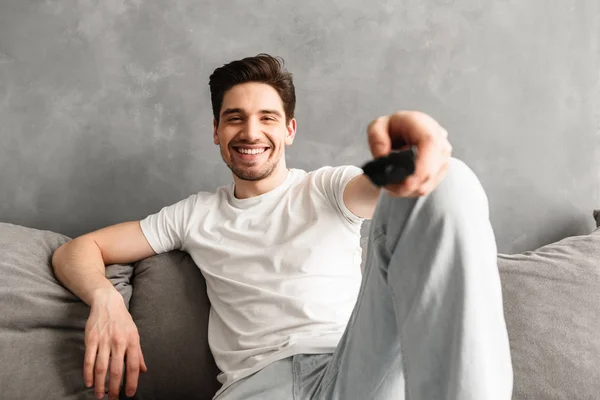 Ein Lächelnder Mann Lässigem Shirt Sitzt Auf Dem Sofa Wohnzimmer — Stockfoto