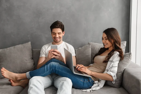 Foto Una Hermosa Pareja Hombres Mujeres Años Descansando Sala Estar —  Fotos de Stock