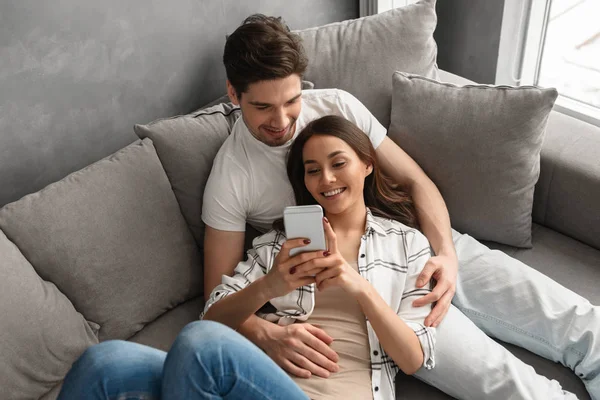 Caucásico Pareja Hombre Mujer Ropa Casual Descansando Sala Estar Casa — Foto de Stock