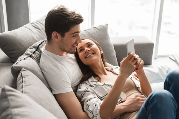 Feliz Retrato Familiar Familia Positiva Acostados Juntos Sofá Casa Utilizando — Foto de Stock