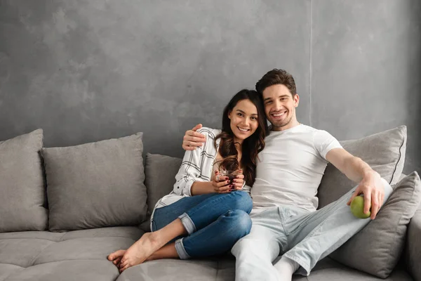 Lächelndes Paar Mann Und Frau Lässiger Kleidung Auf Dem Sofa — Stockfoto