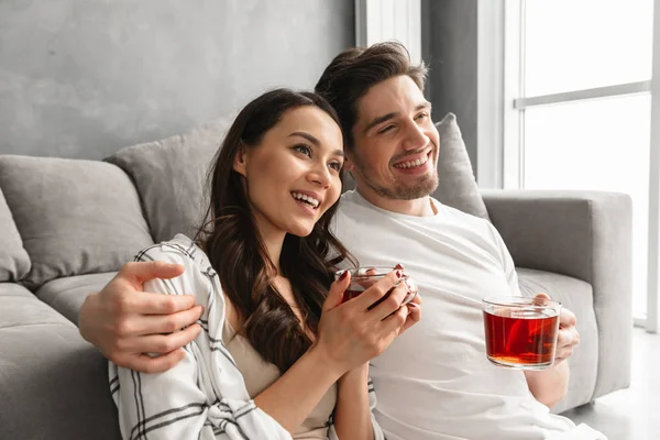 Bild Eines Gutaussehenden Mannes Der Lächelnde Frau Umarmt Während Hause — Stockfoto