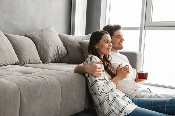 Imagen Hombre Atractivo Abrazando Una Mujer Feliz Mientras Está Sentado — Foto de Stock