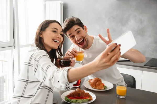 Portait Hermosa Familia Feliz Hombre Mujer Tomando Selfie Teléfono Inteligente — Foto de Stock