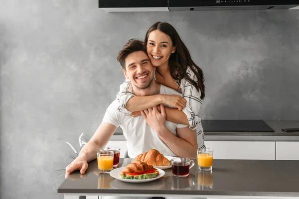 Portait Gorgeous Couple Looking You Smiling While Woman Hugging Man — Stock Photo, Image