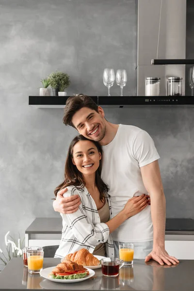 Portait Casal Adorável Sorrindo Olhando Para Você Enquanto Janta Apartamento — Fotografia de Stock