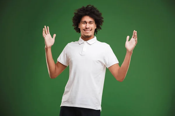 Imagen Joven Guapo Rizado Hombre Pie Aislado Sobre Fondo Pared —  Fotos de Stock