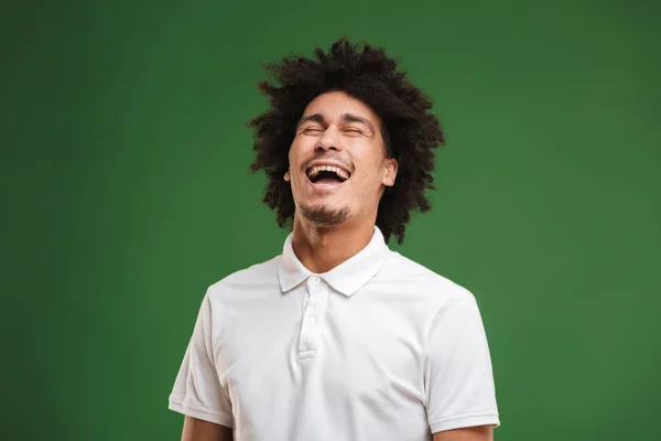 Foto Rir Jovem Afro Encaracolado Homem Isolado Sobre Fundo Parede — Fotografia de Stock