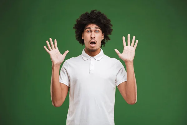 Foto Chocado Jovem Afro Encaracolado Homem Isolado Sobre Parede Verde — Fotografia de Stock