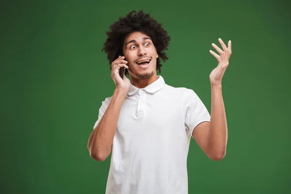 Mutlu Genç Afrika Kıvırcık Adam Cep Telefonuyla Konuşurken Yeşil Duvar — Stok fotoğraf