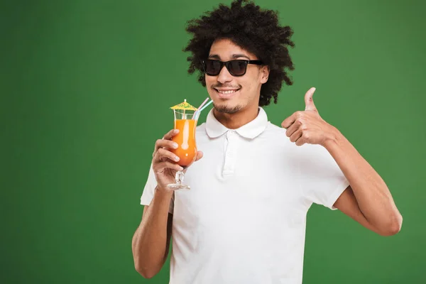 Afbeelding Van Gelukkig Afrikaanse Krullend Jongeman Geïsoleerd Groene Muur Achtergrond — Stockfoto