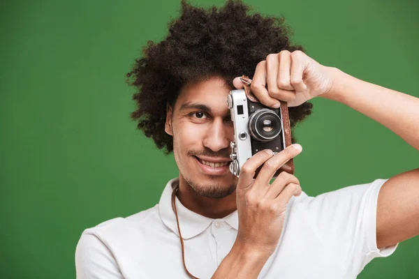 Imagem Jovem Fotógrafo Homem Encaracolado Africano Feliz Isolado Sobre Fundo — Fotografia de Stock