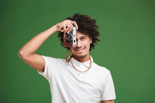 Foto Van Gelukkige Jonge Afrikaanse Krullend Man Fotograaf Geïsoleerd Groene — Stockfoto