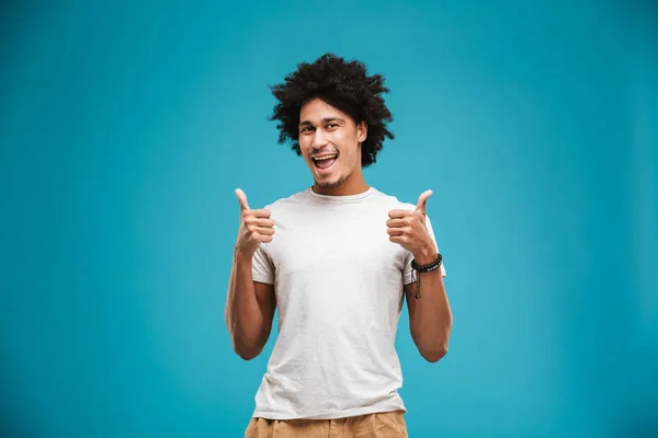 Imagem Jovem Homem Encaracolado Africano Alegre Isolado Sobre Fundo Azul — Fotografia de Stock