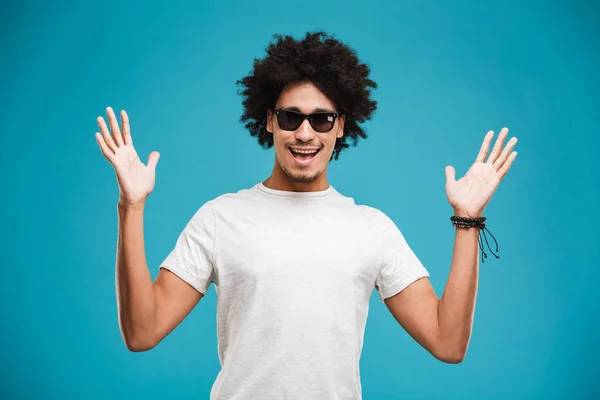 Afbeelding Van Opgewonden Emotionele Jonge Afrikaanse Krullend Man Boven Blauwe — Stockfoto