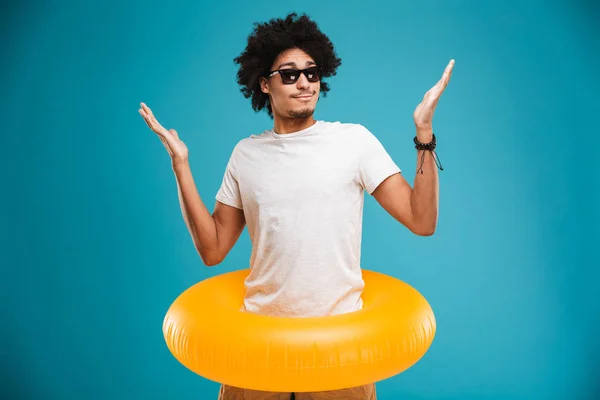 Photo Confused Young African Curly Man Standing Isolated Blue Background — Stock Photo, Image